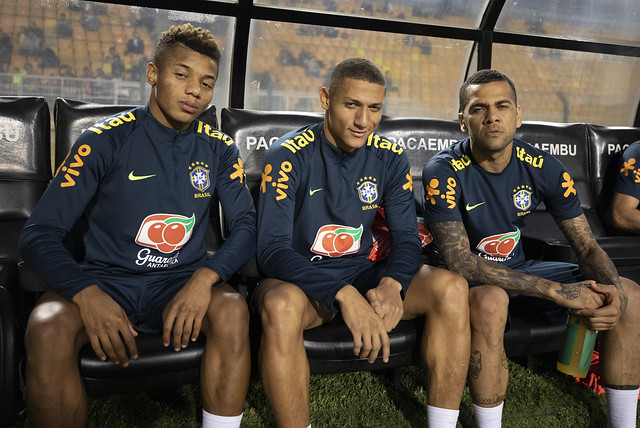 David Neres e Richarlison, da nova geração, com o veterano Daniel Alves (Foto: Lucas Figueiredo/CBF)