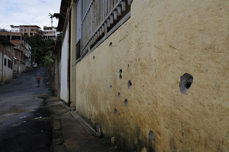 Muro de uma casa foi atingido por diversos disparos (Foto: Fábio Nunes/ AT/ 09/06/2019)