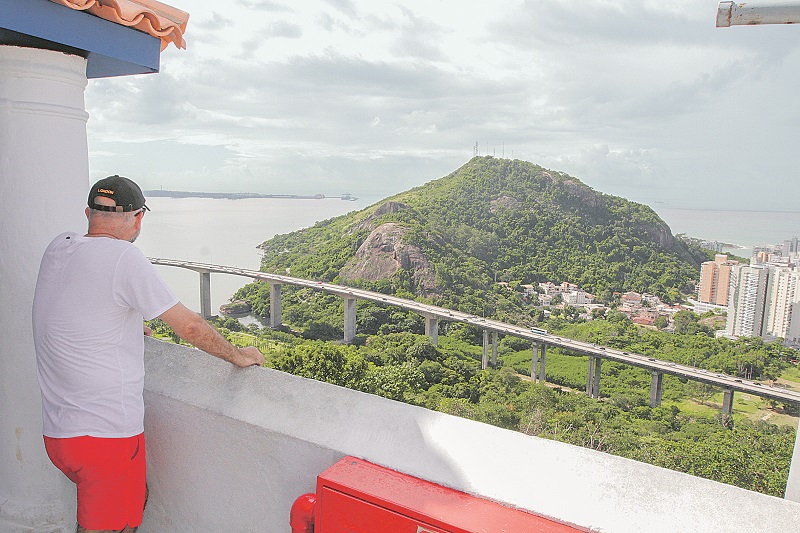 Turista observa o Morro do Moreno a partir do Convento da Penha: projeto de teleférico na região ficou no papel (Foto: Kadidja Fernandes/AT)