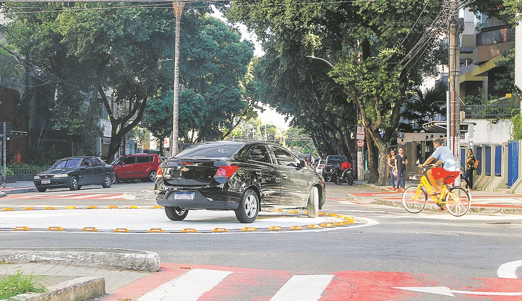 Veículo comete infração de trânsito ao parar em cima de rotatória. Governo do Estado vai ampliar fiscalização. (Foto: Leone Iglesias/AT)