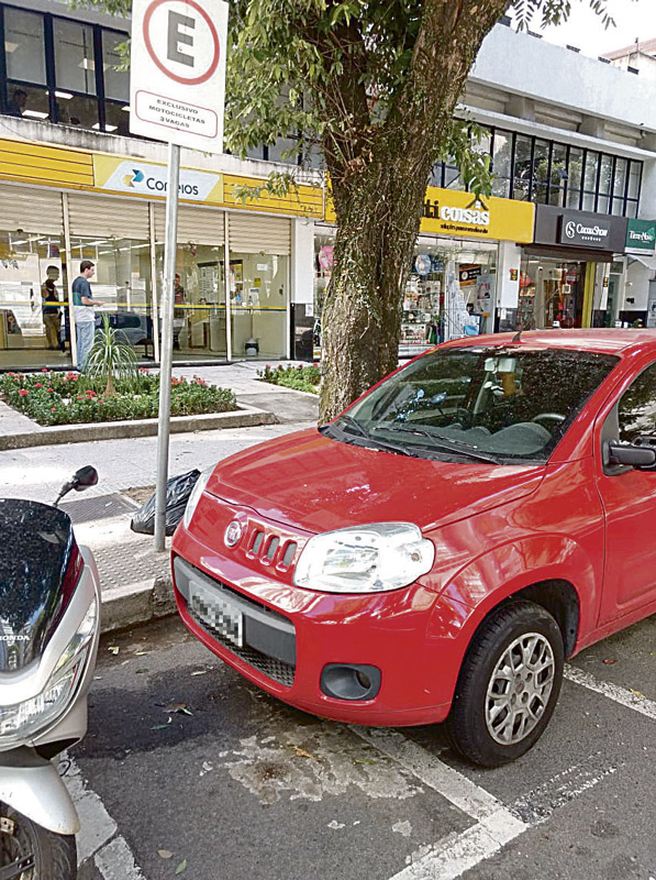 Veículo estacionado na avenida Rio Branco, em área destinada a motos (Foto: Valcir Candido da Silva/Leitor)