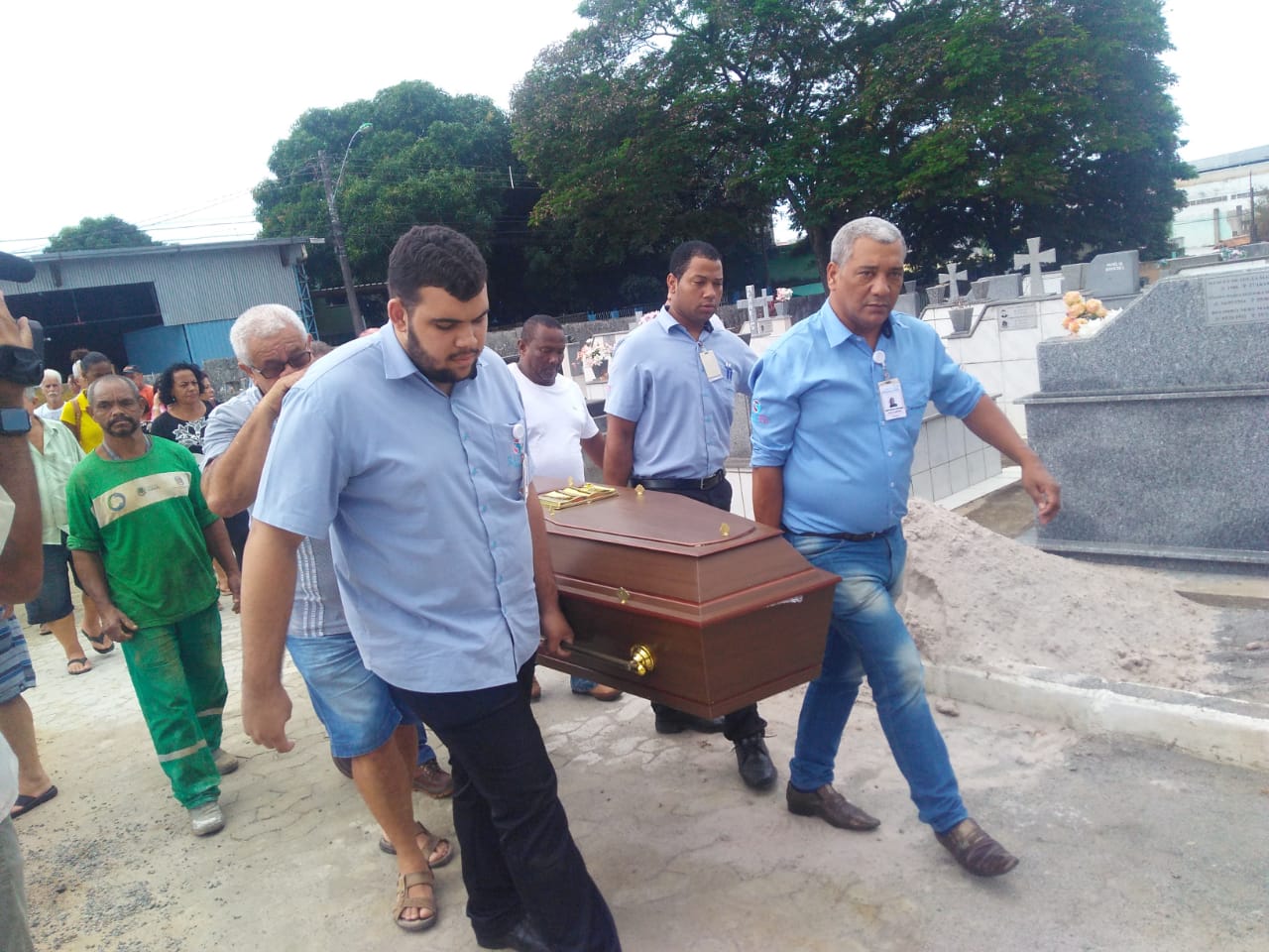 Corpos das vítimas chegaram ao cemitério de Vila Bethânia, em Viana (Foto: Júlia Afonso / AT)