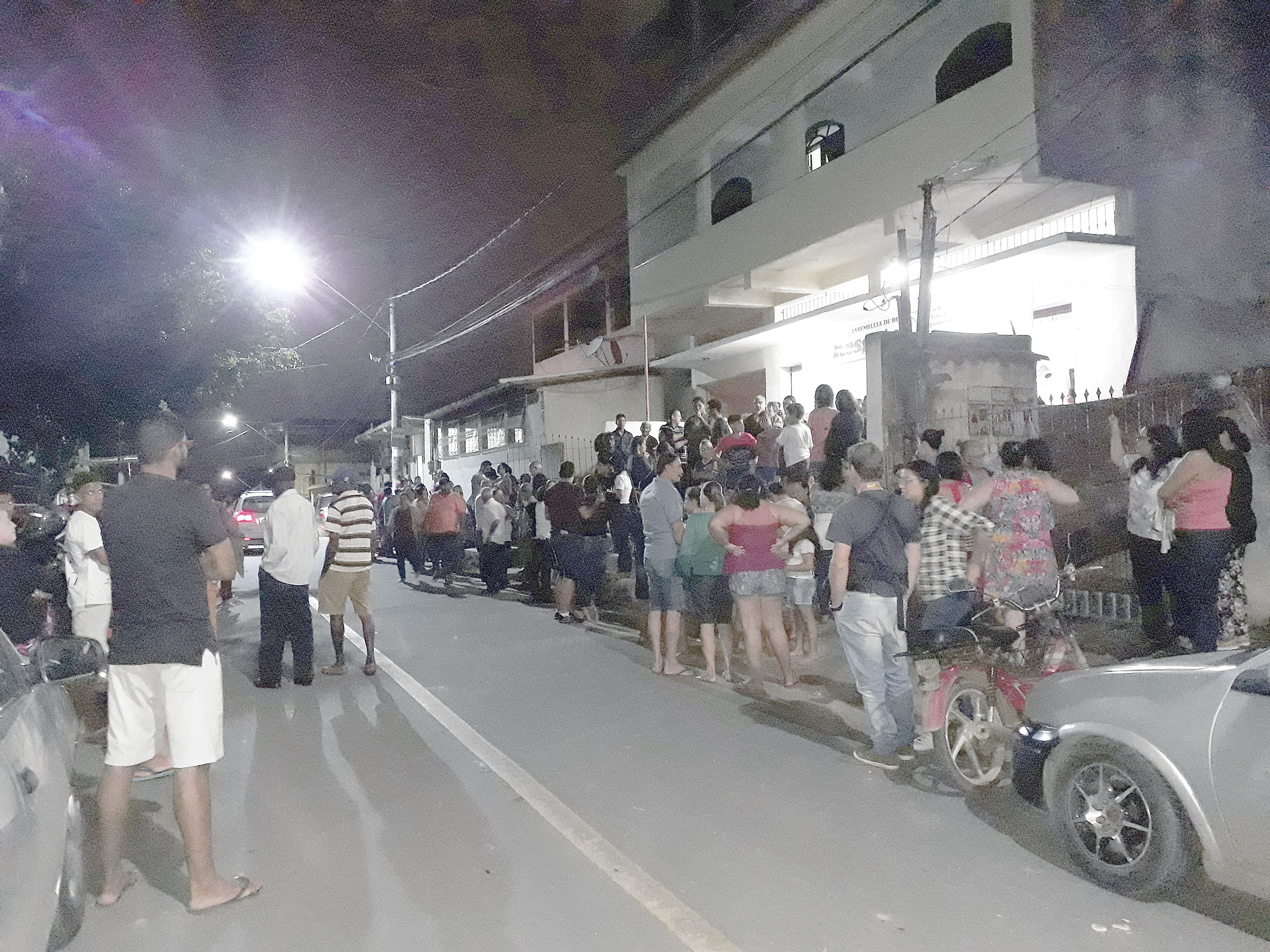 Vizinhos e parentes no velório da família que morreu durante acidente na BR-101, na Serra (Foto: Patricia Maciel)
