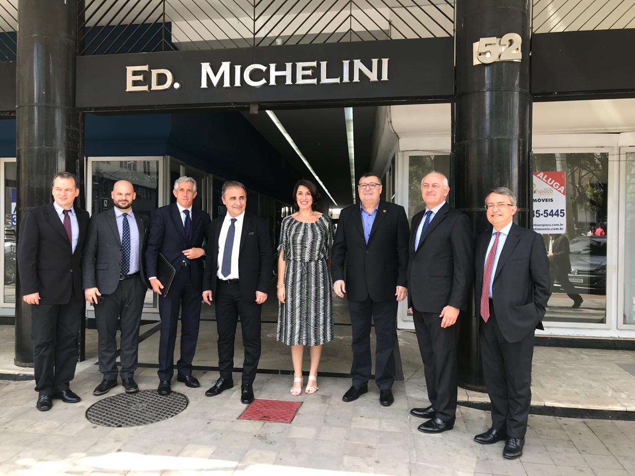 Lenise Loureiro, titular da Seger, acompanha comitiva italiana em imóvel que pode receber consulado italiano (Foto: Divulgação/Seger)