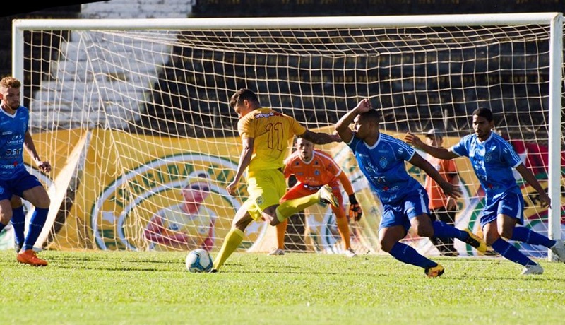 Fabinho, do Brasiliense, tenta finalização em jogo que o Vitória teve grande atuação defensiva (Foto: Reprodução / Instagram @brasiliensefc)