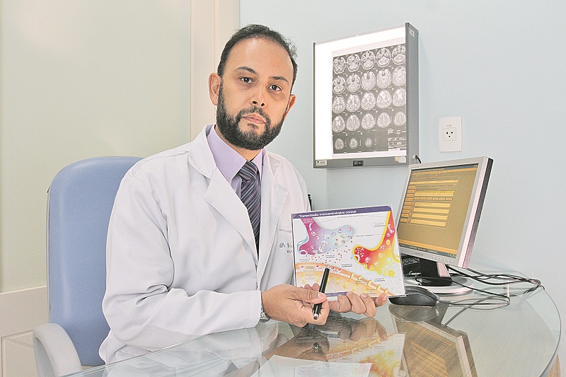 o neurocirurgião Walter Fagundes diz que pesquisa traria grande alívio a familiares de pacientes com Alzheimer (Foto: Beto Morais/AT)