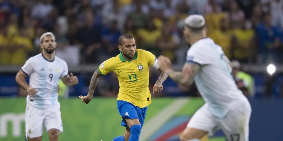 Imagem ilustrativa da imagem Daniel Alves é acusado por compositores de violar direitos autorais
