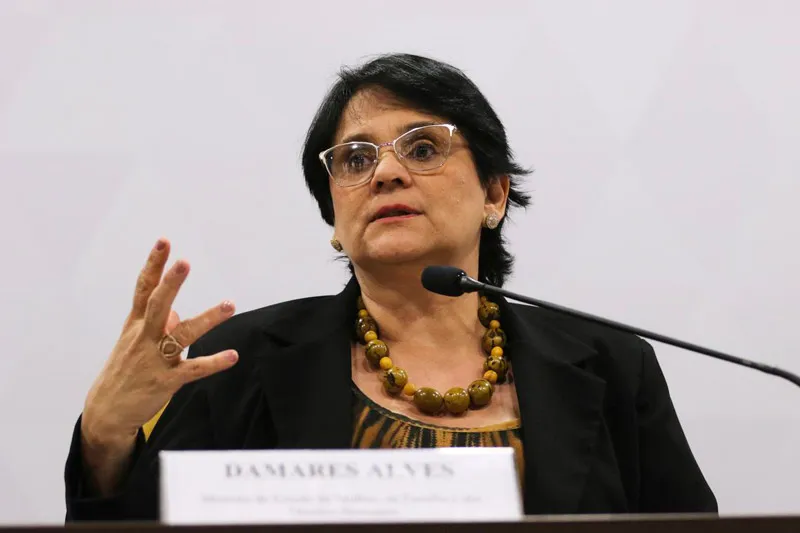 Imagem ilustrativa da imagem Damares pede para PF apurar vazamento de nome de menina vítima de estupro