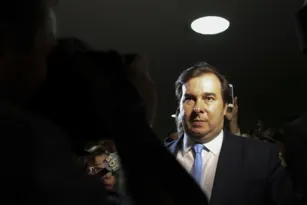 Imagem ilustrativa da imagem Rodrigo Maia já fez 760 viagens em jatos da FAB