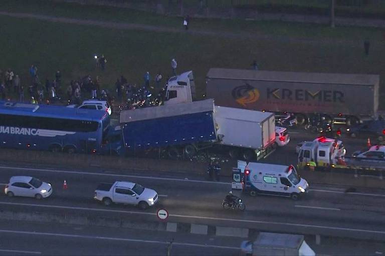 A batida aconteceu por volta das 5h40 e deixou uma pessoa ferida. (Foto: Reprodução/TV Globo)