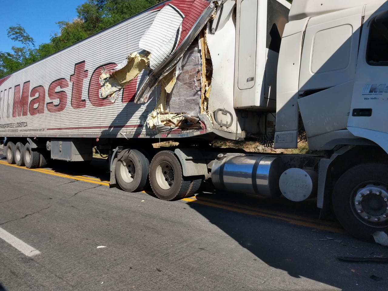 Acidente na BR-101 deixou um ferido (Foto: Foto do leitor)