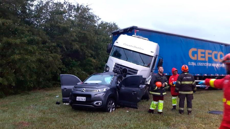 Duas pessoas morreram e quatro ficaram feridas no acidente (Foto: Divulgação/PRF)