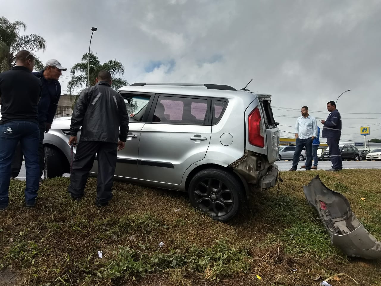 Kia Soul cinza também foi atingido pelo caminhão (Foto: Hemerson Costa)