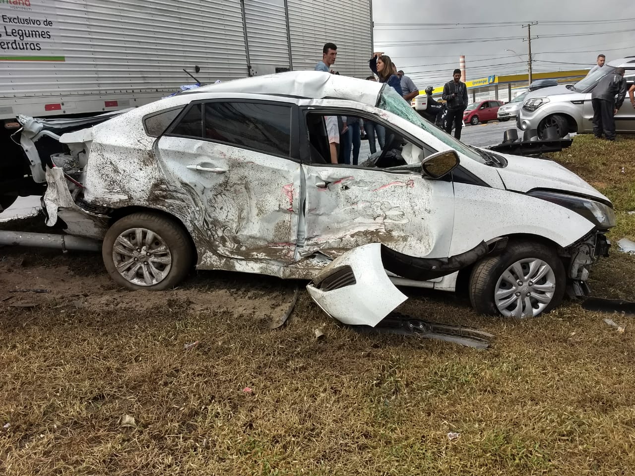 HB20S ficou destruído após o acidente (Foto: Hemerson Costa)
