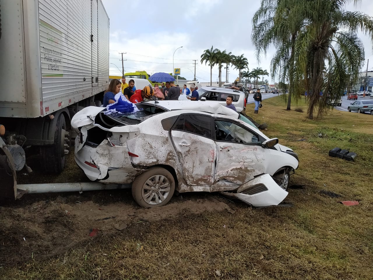 Carros foram atingidos após caminhão rodar na pista (Foto: Hemerson Costa)