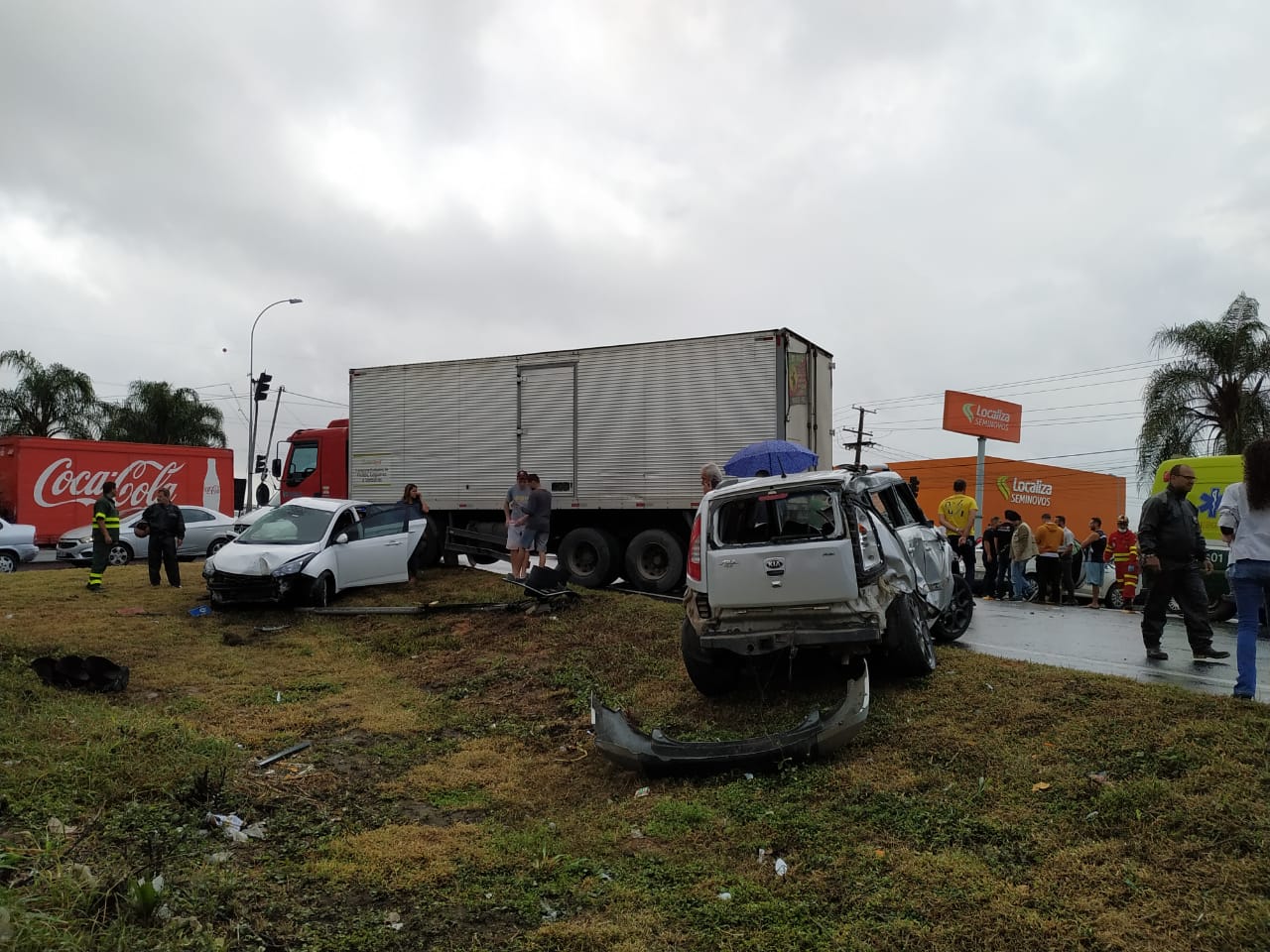 Trânsito ficou complicado no local do acidente (Foto: Hemerson Costa)