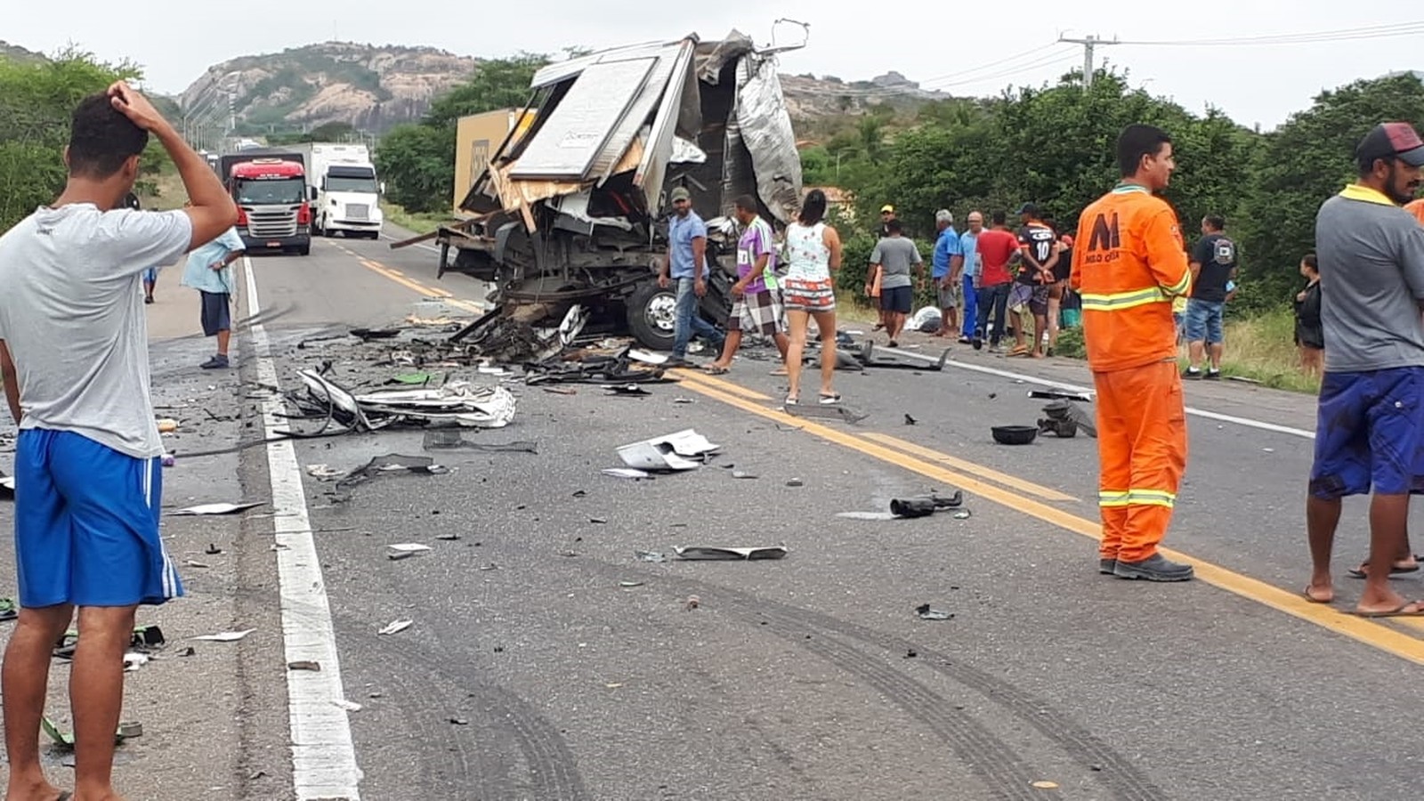 De acordo com a ViaBahia, o acidente aconteceu por volta das 9h, na altura do km 523 (Foto: Carlos Quintino / Blog A Voz é Aqui)