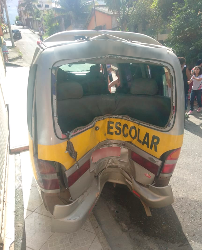 Van escolar teve a parte de trás danificada (Foto: Colaboração do Leitor)