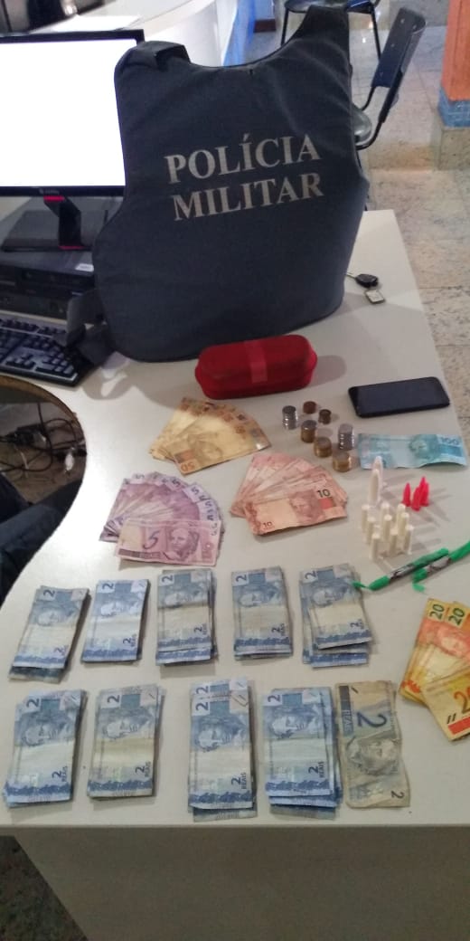 Dinheiro e drogas encontrados com o suspeito (Foto: Divulgação/ PMES)
