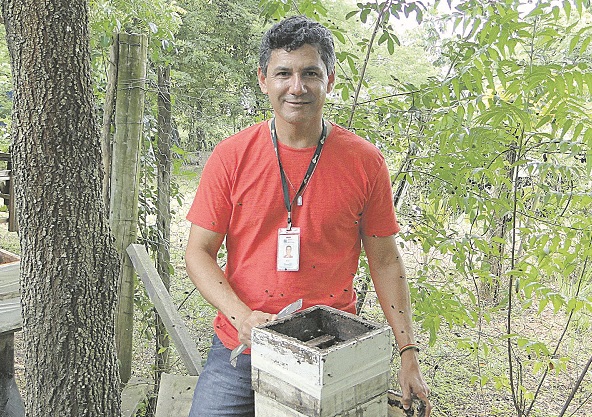 “Eu digo que tudo o que aconteceu na minha vida veio nas asas das abelhas”, diz o biólogo Alex (Foto: Wilton Junior/AT)