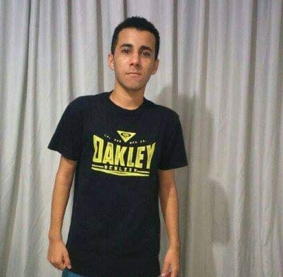 Alexandre era frentista e passeava com amigos (Foto: Reprodução/Acervo pessoal)