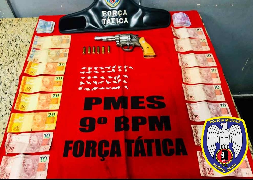 Dinheiro, arma, munição e drogas apreendidos durante operação em Cachoeiro (Foto: Divulgação/Polícia Militar)