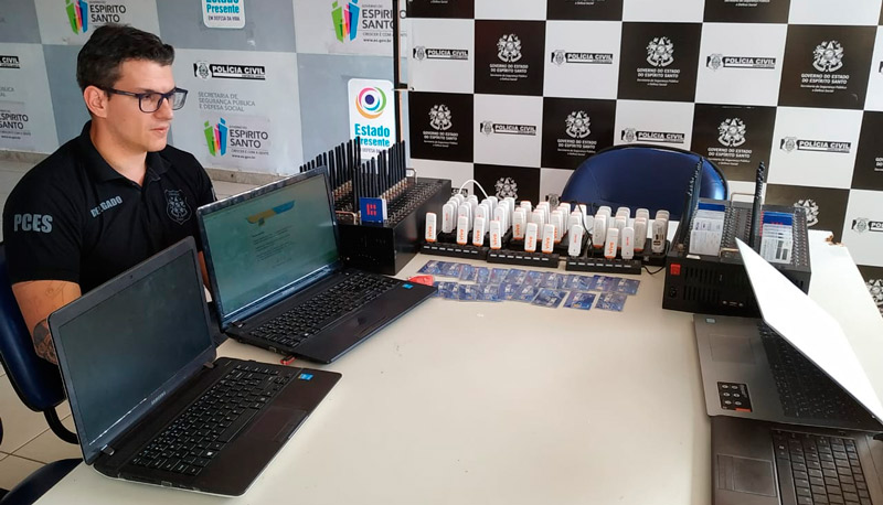 Equipamentos, como computadores e modens, foram apreendidos pela polícia (Foto: Hemerson Costa)