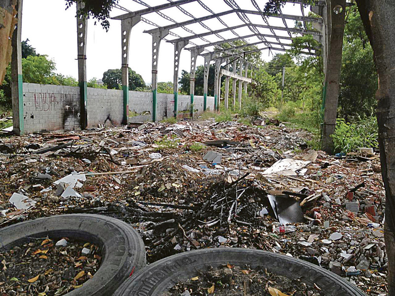 Área abandonada fica atrás de posto de combustível, em Carapina Grande (Foto: Patrick Aquino dos Santos Auer)