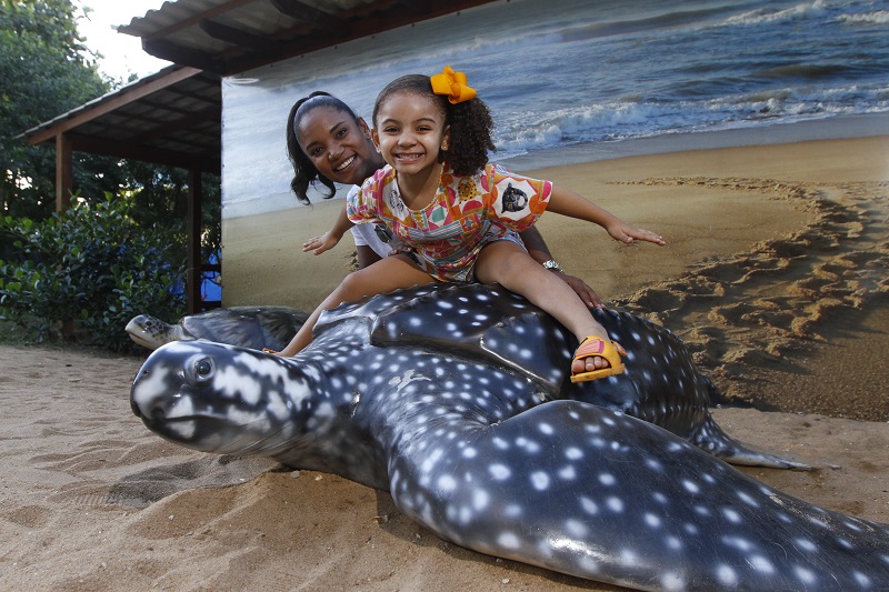 Sablyna Colino levou a filha Sofia para conhecer e se divertir no Projeto Tamar, na Praça do Papa, em Vitória (Foto: Thiago Coutinho/ AT/ 26/07/19)