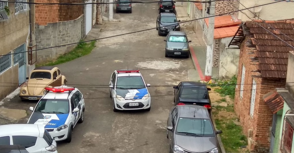 Viaturas da Polícia Militar nas proximidades da escola (Foto: Marcelo Renato Moreira Baptista)