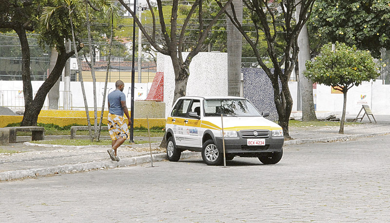 Candidato durante aula prática oferecida por autoescola: custo médio com o processo hoje é de R$ 3 mil (Foto: Arquivo / AT)