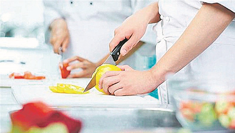 Auxiliar de cozinha é uma das funções com chances para quem busca se recolocar no mercado de trabalho (Foto: Divulgação)