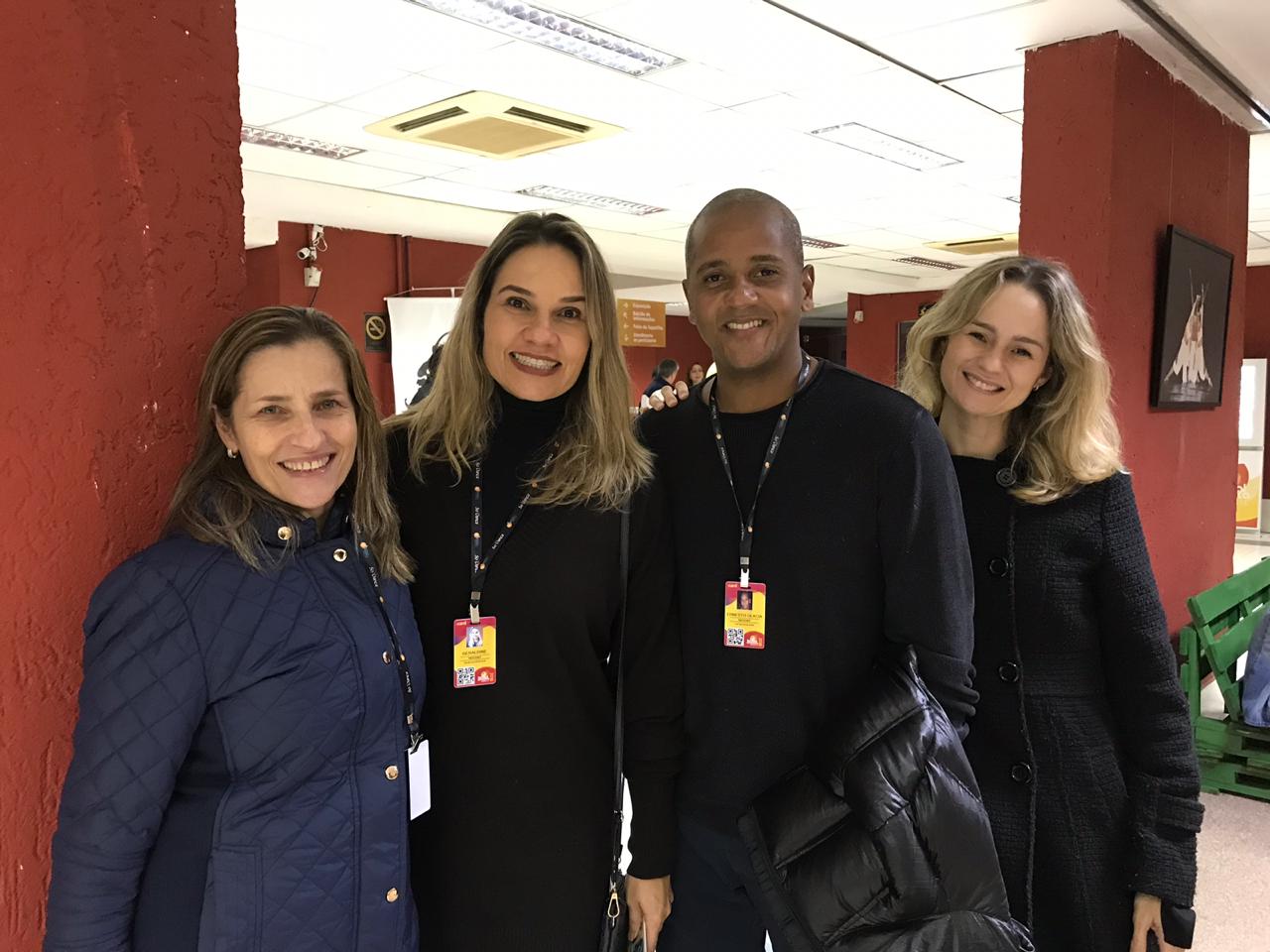 Professoras e diretoras do Balé da Ilha Luciana Zanandrea, Geraldine Ceruttti e Patricia Miranda com o professor Ernesto Ulacia no Festival de Dança de Joinville de 2018 (Foto: Divulgação/Balé da Ilha)