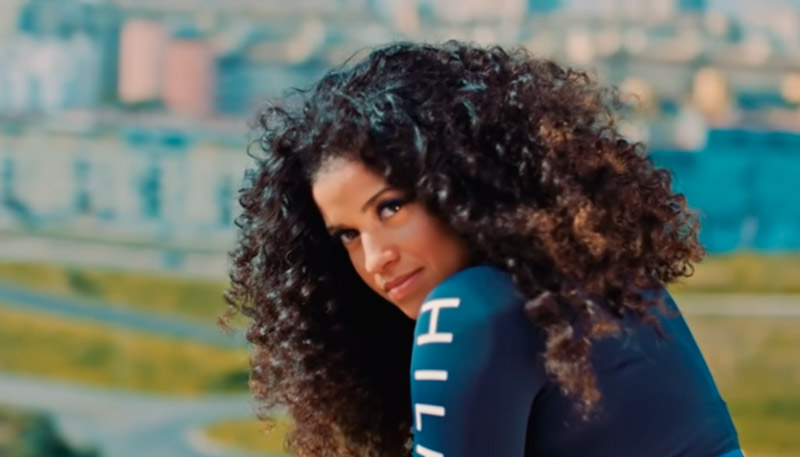 Blaya é a autora de "Faz Gostoso" (Foto: Reprodução / Youtube)