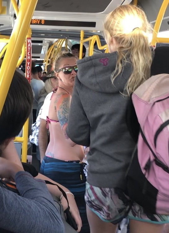 Imagem divulgada para encontrar a agressora (Foto: Reprodução/Twitter @laurby)