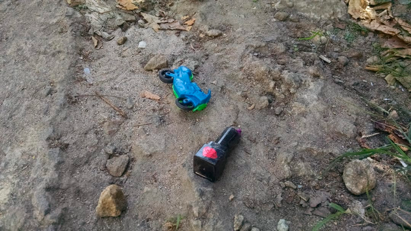 Brinquedo de uma das crianças ficou caído no local do acidente (Foto: Júlia Afonso)