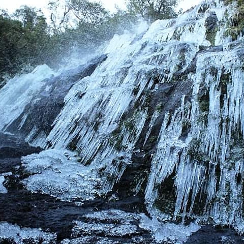 Cascata congelou na madrugada deste domingo (Foto: Marleno Muniz Farias / Reprodução / Instagram)