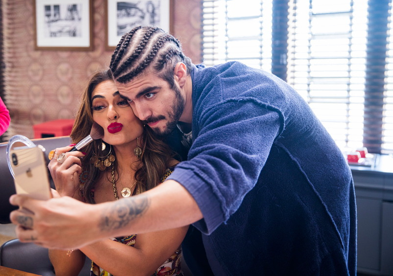 Caio Castro e Juliana Paes nos bastidores da novela (Foto: João Miguel Júnior/TV Globo)