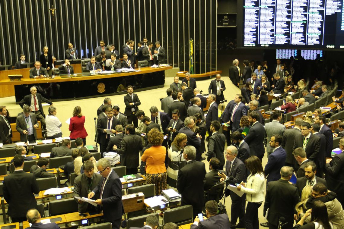 Até o momento, há 31 destaques e emendas aglutinativas que devem ser apreciados pelos deputados (Foto: Fabio Rodrigues Pozzebom/ Agência Brasil)