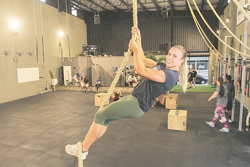 A soldado Camila Siller vai participar da competição nacional de crossfit em setembro, em Sorocaba, São Paulo (Foto: Dayana Souza/AT)