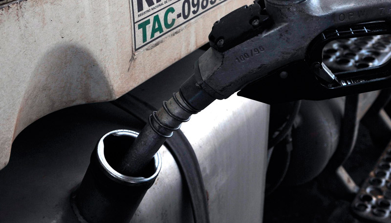 Caminhão abastece com óleo diesel no Brasil (Foto: Valter Campanato/ABr)