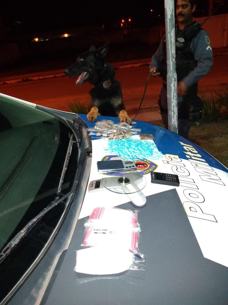 Polícia prende suspeito de tráfico de drogas com a ajuda do cão farejador Jason (Foto: Divulgação/Policia Militar)