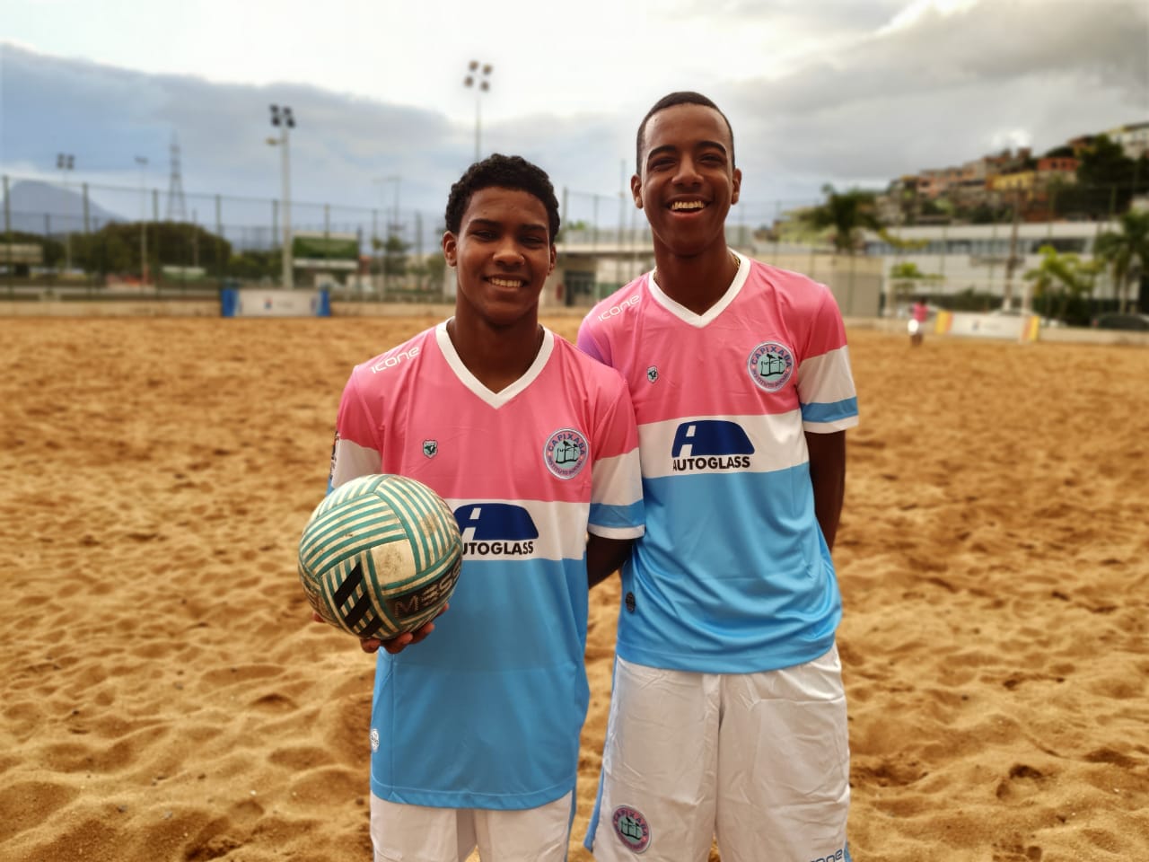 Alan dos Santos e João Vitor, ambos de 19 anos, contam que suas vidas mudaram para melhor desde que entraram para o projeto (Foto: Jaqueline Vianna)