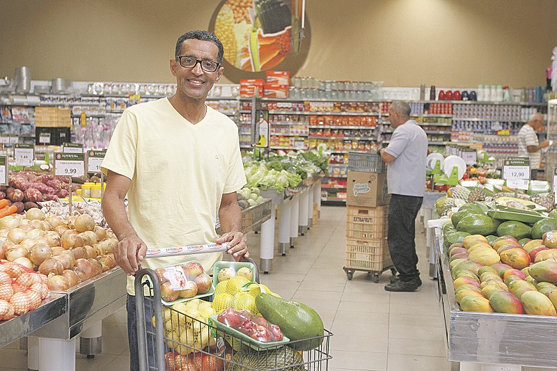 Carlos Alberto comemorou ao ser contemplado no sorteio do vale-compras: “Vai me ajudar muito este mês” (Foto: Thiago Coutinho/AT)