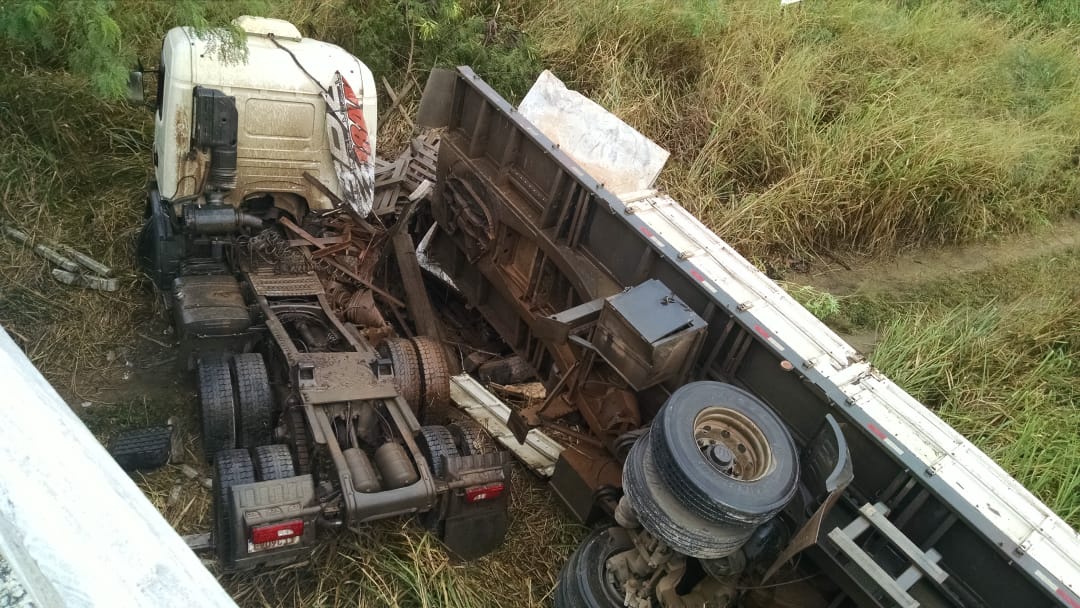 Carreta bateu na mureta e depois caiu (Foto: Júlia Afonso)