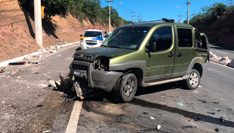 Carro ficou destruído após o acidente (Foto: Vinícius Rangel / TV Tribuna)