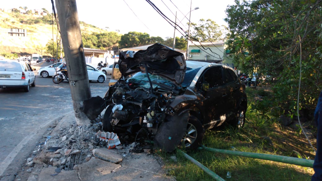 A frente do veículo ficou completamente destruída após a batida (Foto: Leone Oliveira)