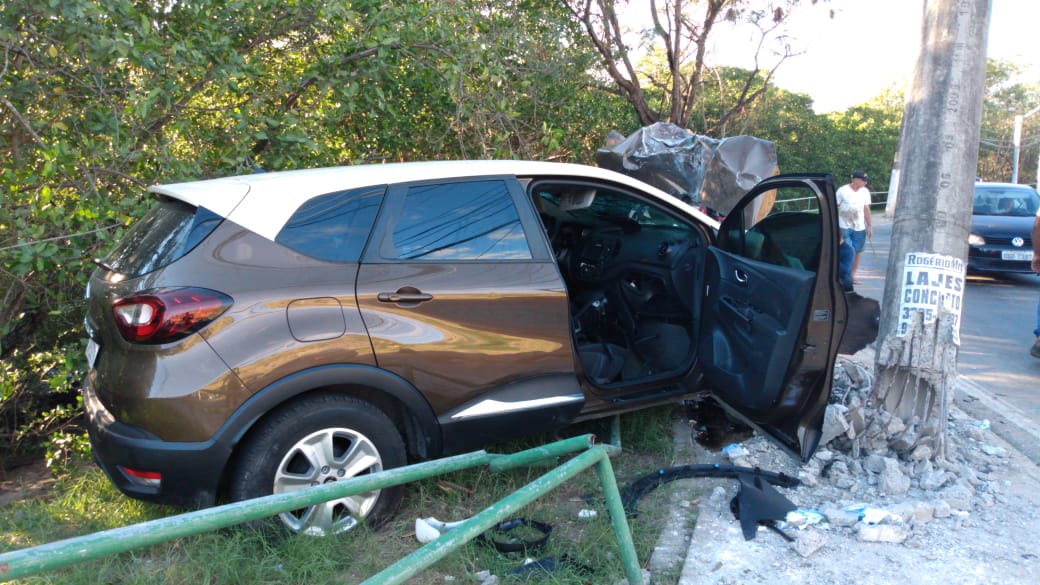 Motorista ficou preso às ferragens e o carona conseguiu sair sozinho (Foto: Leone Oliveira)