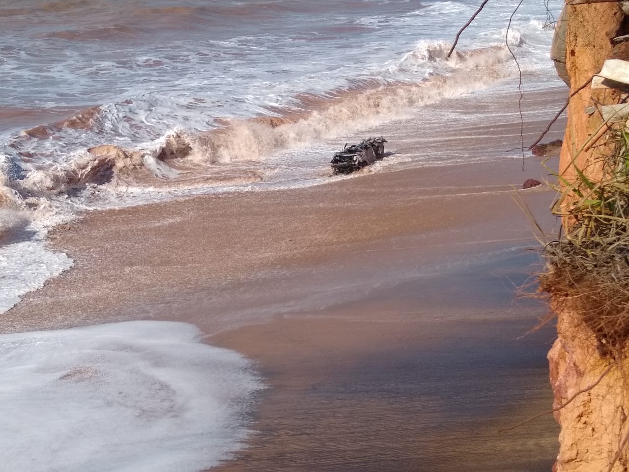 Veículo foi engolido pelas ondas em Guarapari (Foto: Roberta Bourguignon)