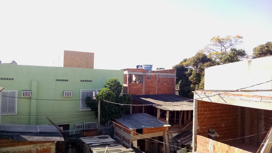 É essa casa de tijolos, ao fundo, onde o ajudante de pedreiro mantém a própria filha refém (Foto: Julia Afonso)